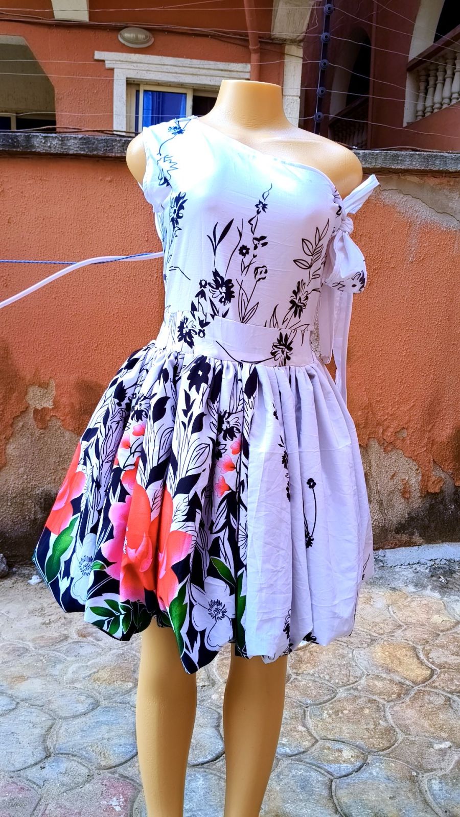 This is a beautiful ball gown and that be worn to 