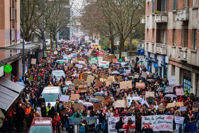 Thousands take to the streets of Paris to protest 