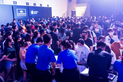 Thousands line up to buy as iPhone 14 hits Vietnam