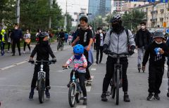 Biking to school Barcelona has a car free hour eve