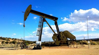 Oil prices fall amid strong dollar economic concer