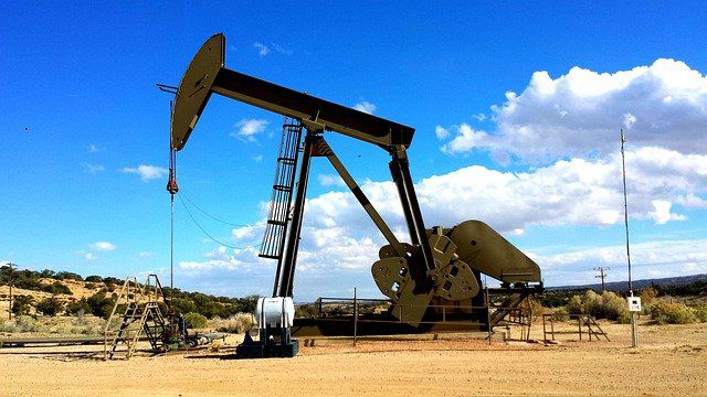Oil prices fall amid strong dollar economic concer